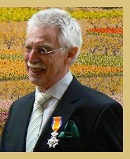 Leo van den Ende wordt onderscheiden tot Ridder in de Orde van Oranje Nassau (rechts)